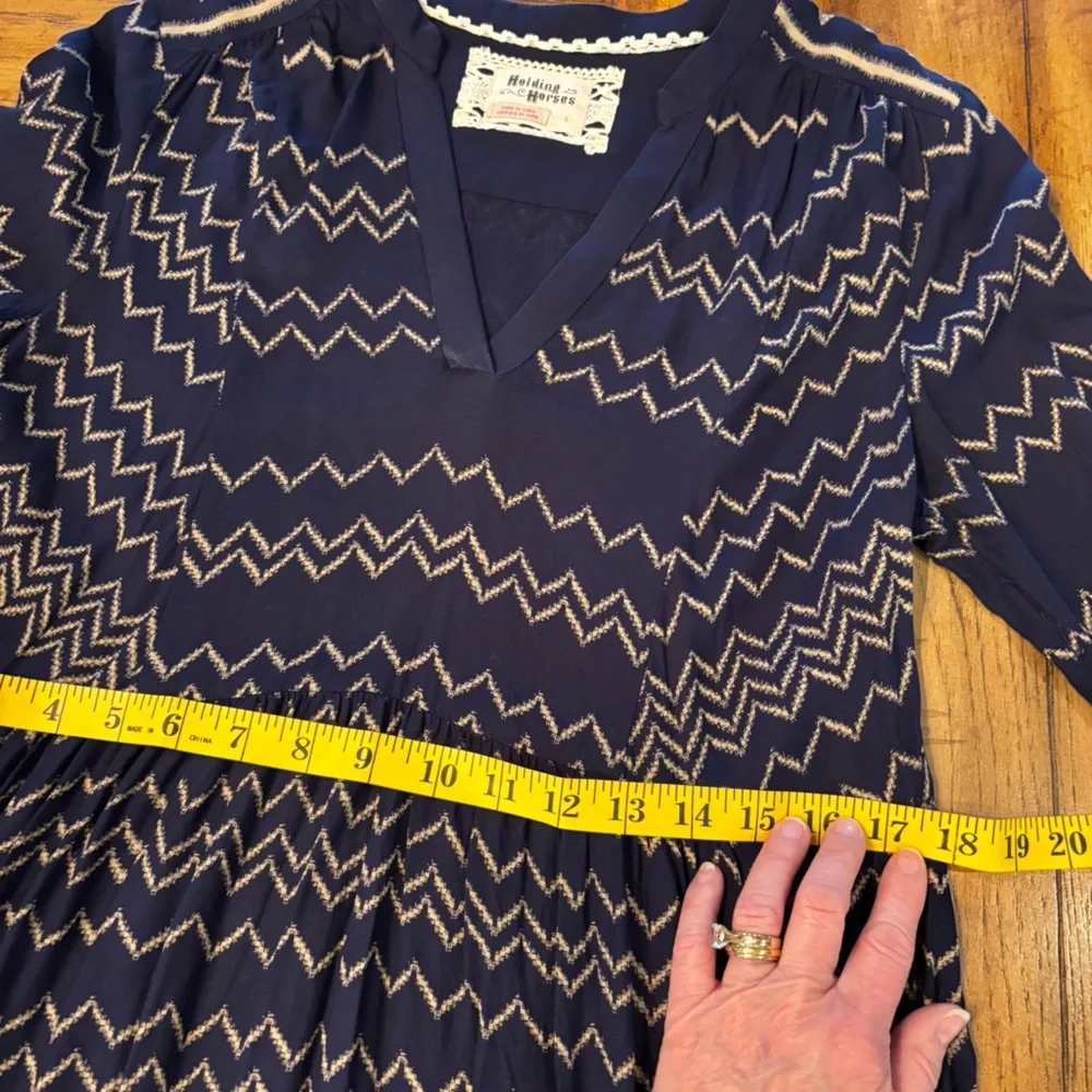 HOLDING HORSES neckline long