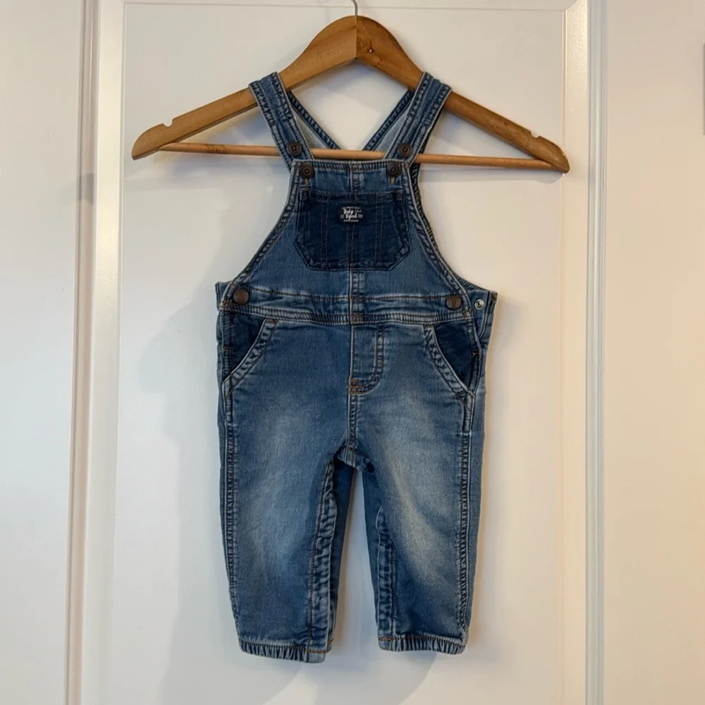 baby Oshkosh b'gosh overalls - boys or girls size 9 months pocket details