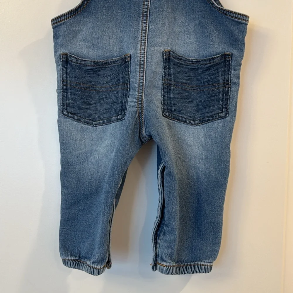 baby Oshkosh b'gosh overalls - boys or girls size 9 months pocket details
