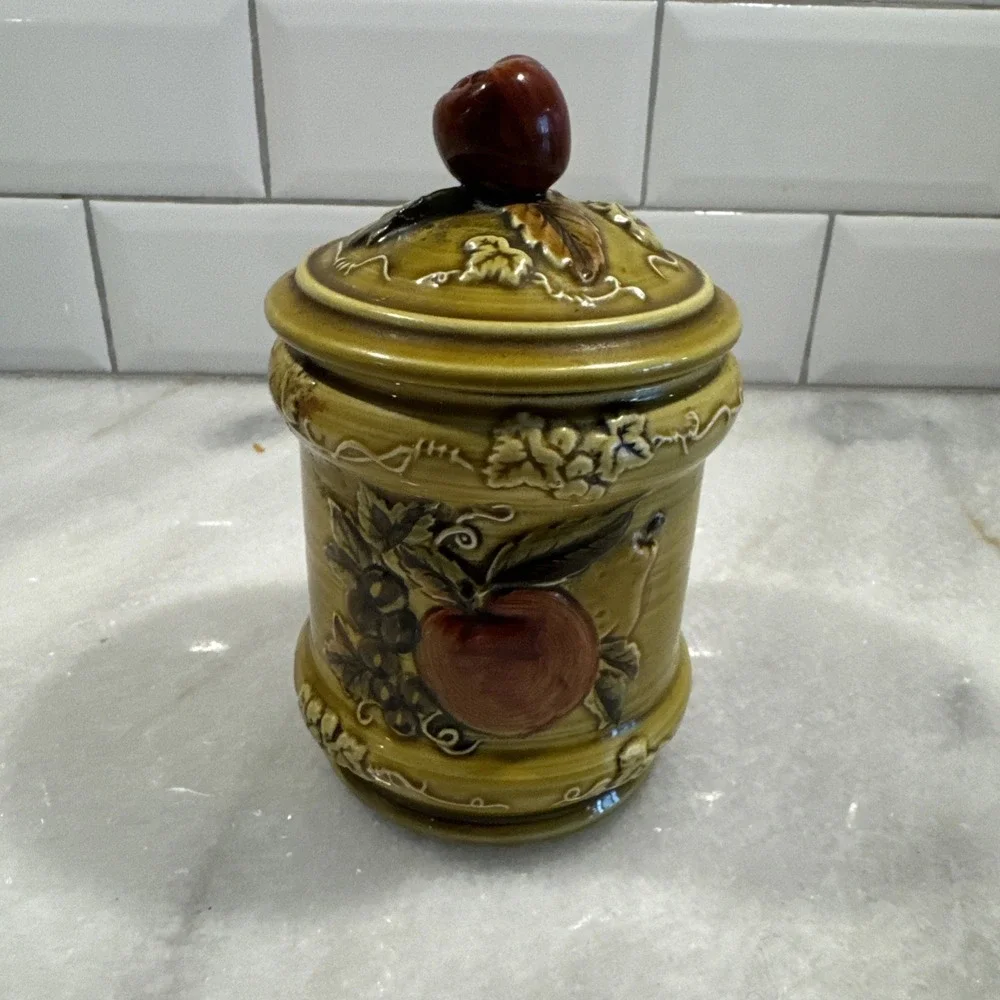 Vintage Geo Z Lefton Green Ceramic 3-D Embossed Canister w/ Lid Fruit Apple Pear