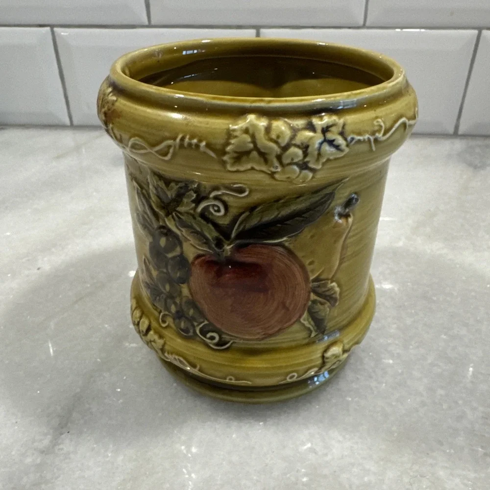 Vintage Geo Z Lefton Green Ceramic 3-D Embossed Canister w/ Lid Fruit Apple Pear