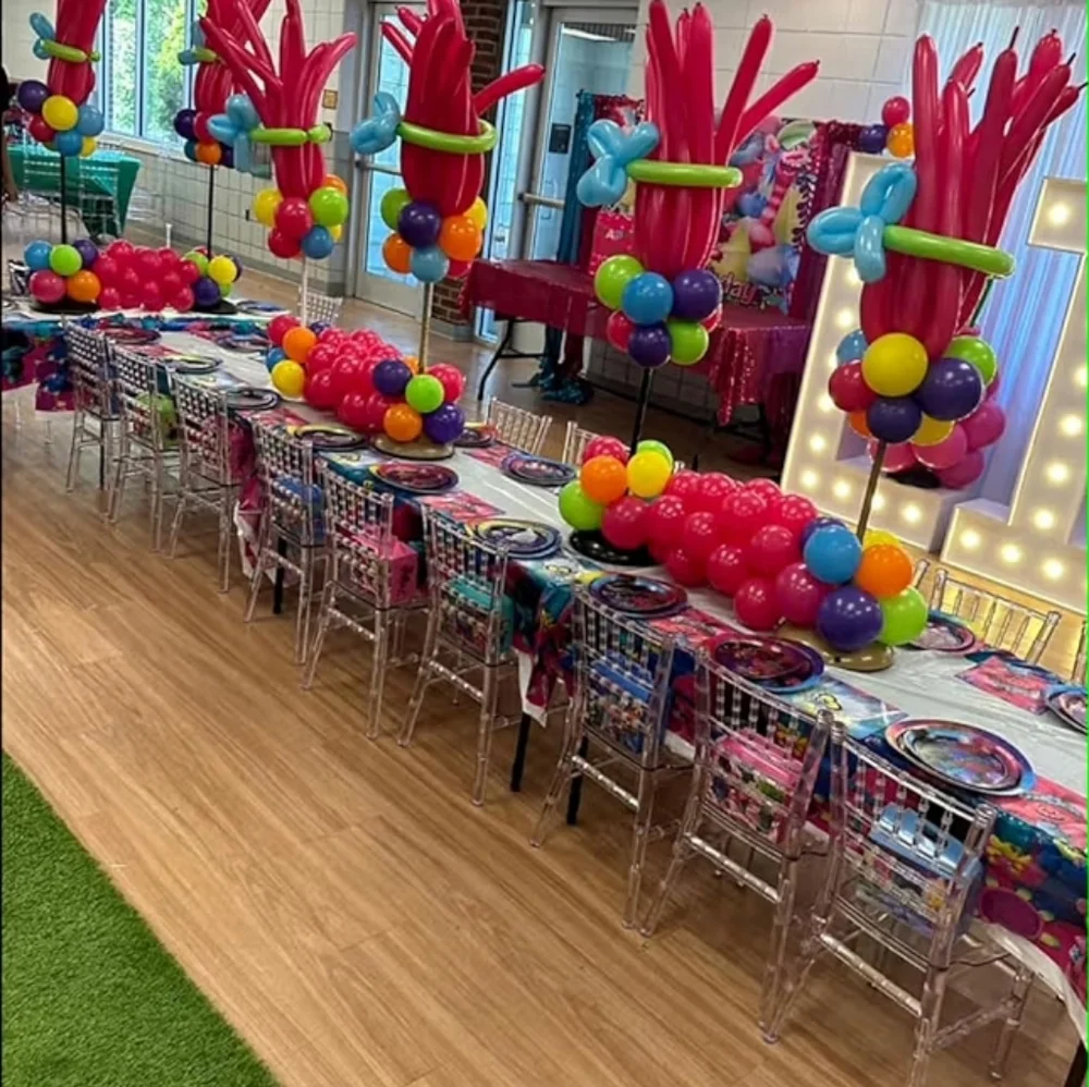 1 Trolls table cover and 1 Set treat bags (16 Pieces In A Bag)