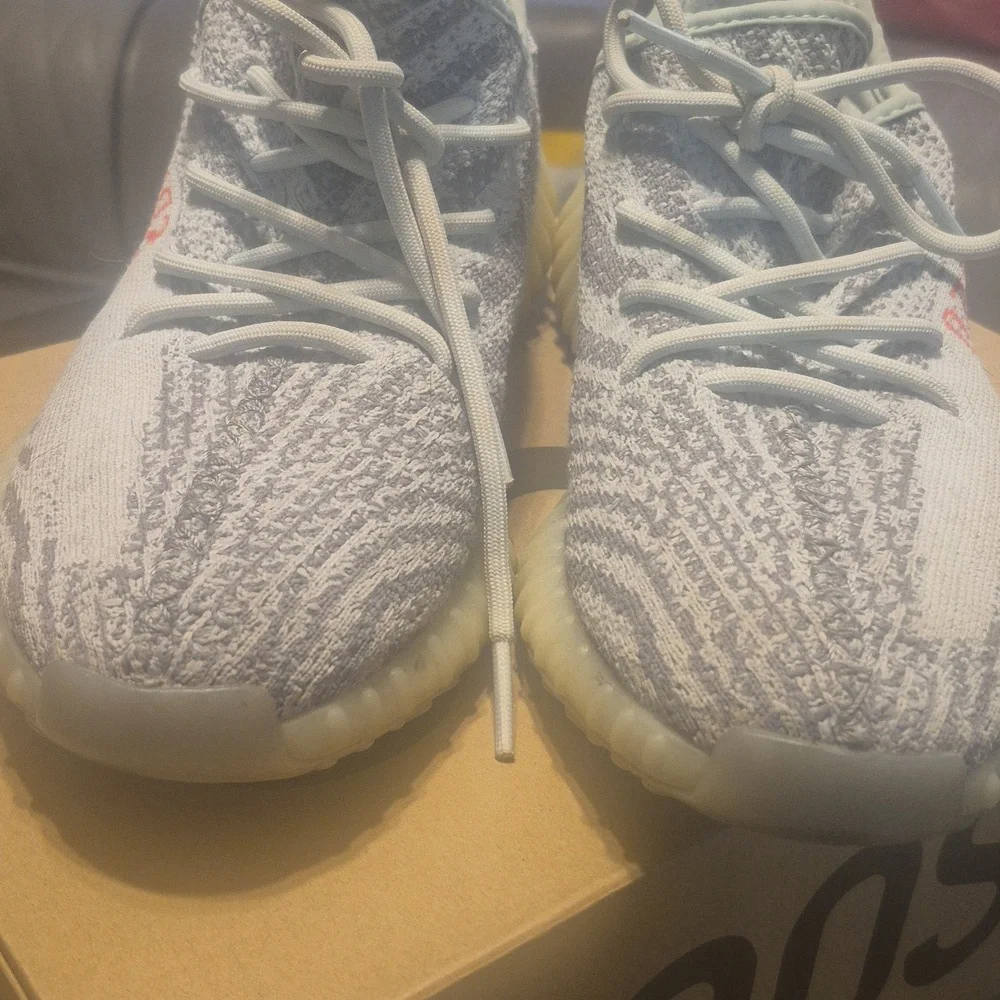 adidas Yeezy Boost 350 V2 Blue Tint size 9.5