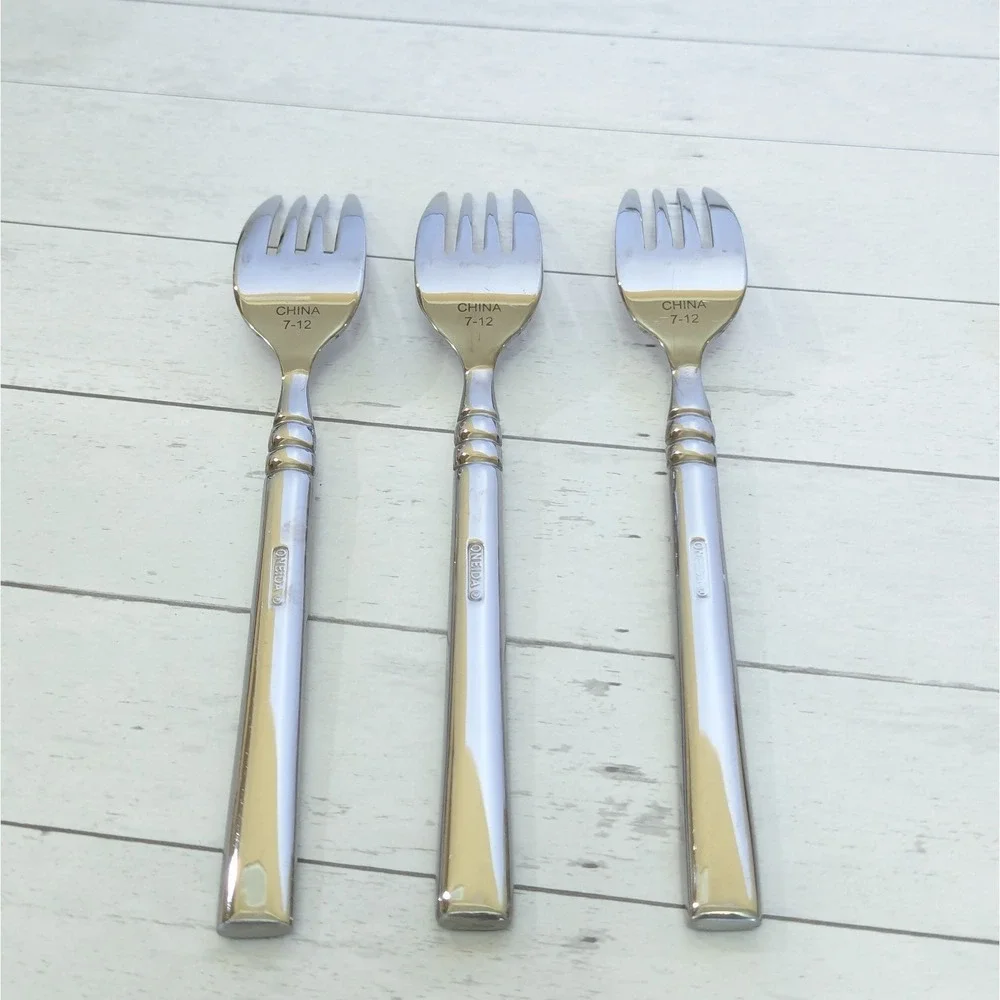 Oneida 18/10 Tortola 3 Salad Fork, 4 Soup Spoon, 4 Dinner Knives Mixed Lot of 11
