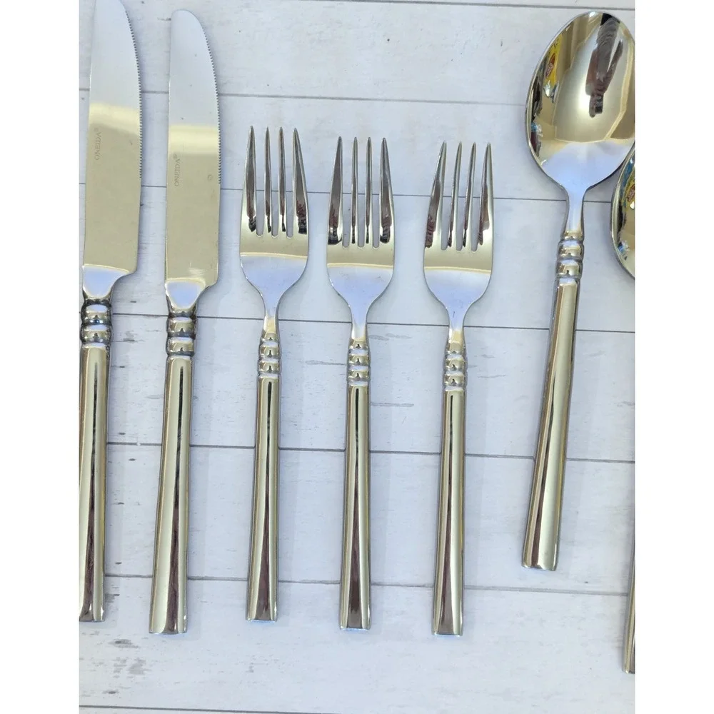 Oneida 18/10 Tortola 3 Salad Fork, 4 Soup Spoon, 4 Dinner Knives Mixed Lot of 11