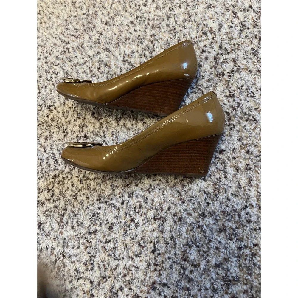 Tory Burch 'Sally' Women's Beige Leather Wedges Gold-Tone Logo - Sz 5.5, 2.5