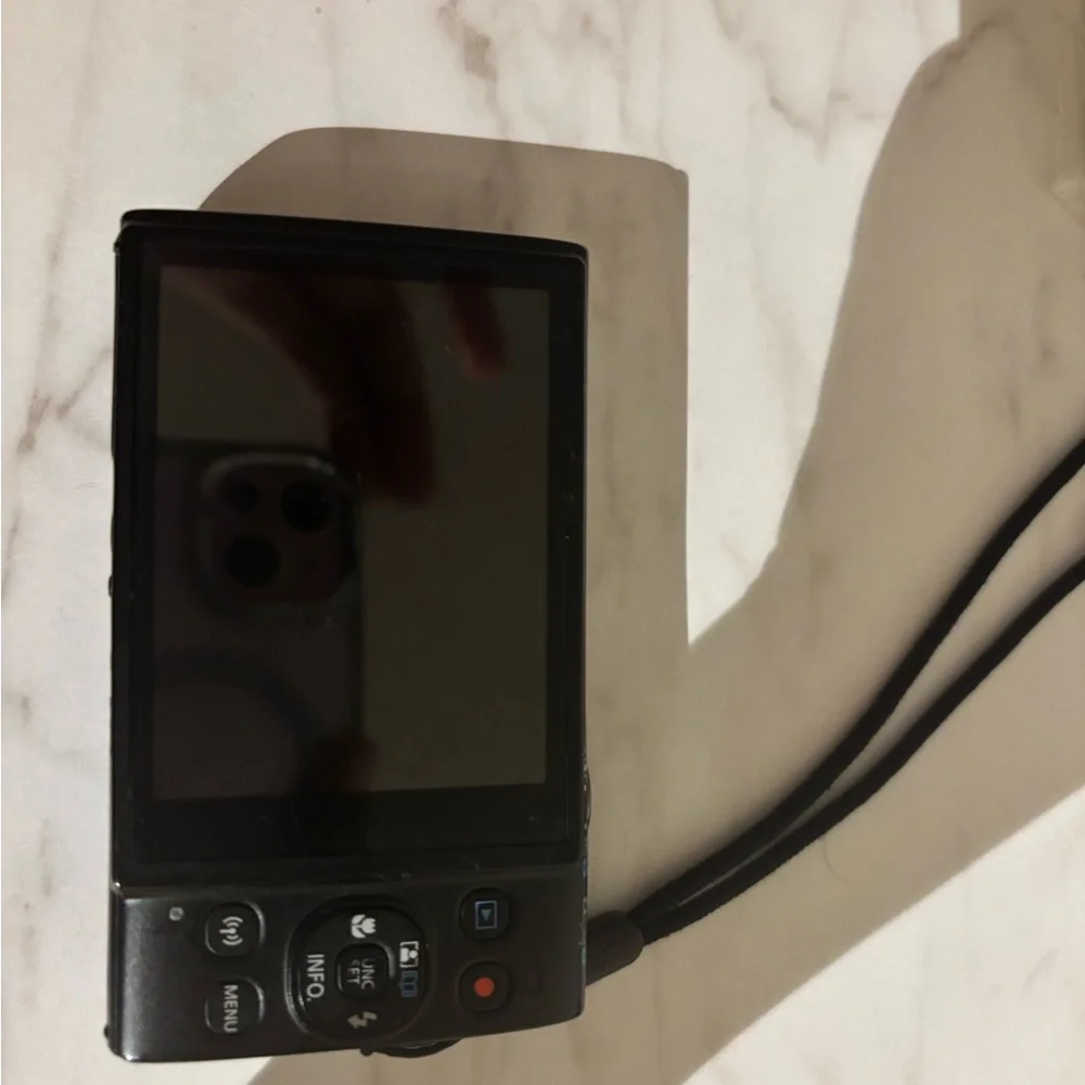 Canon IXUS Black Compact Digital Camera