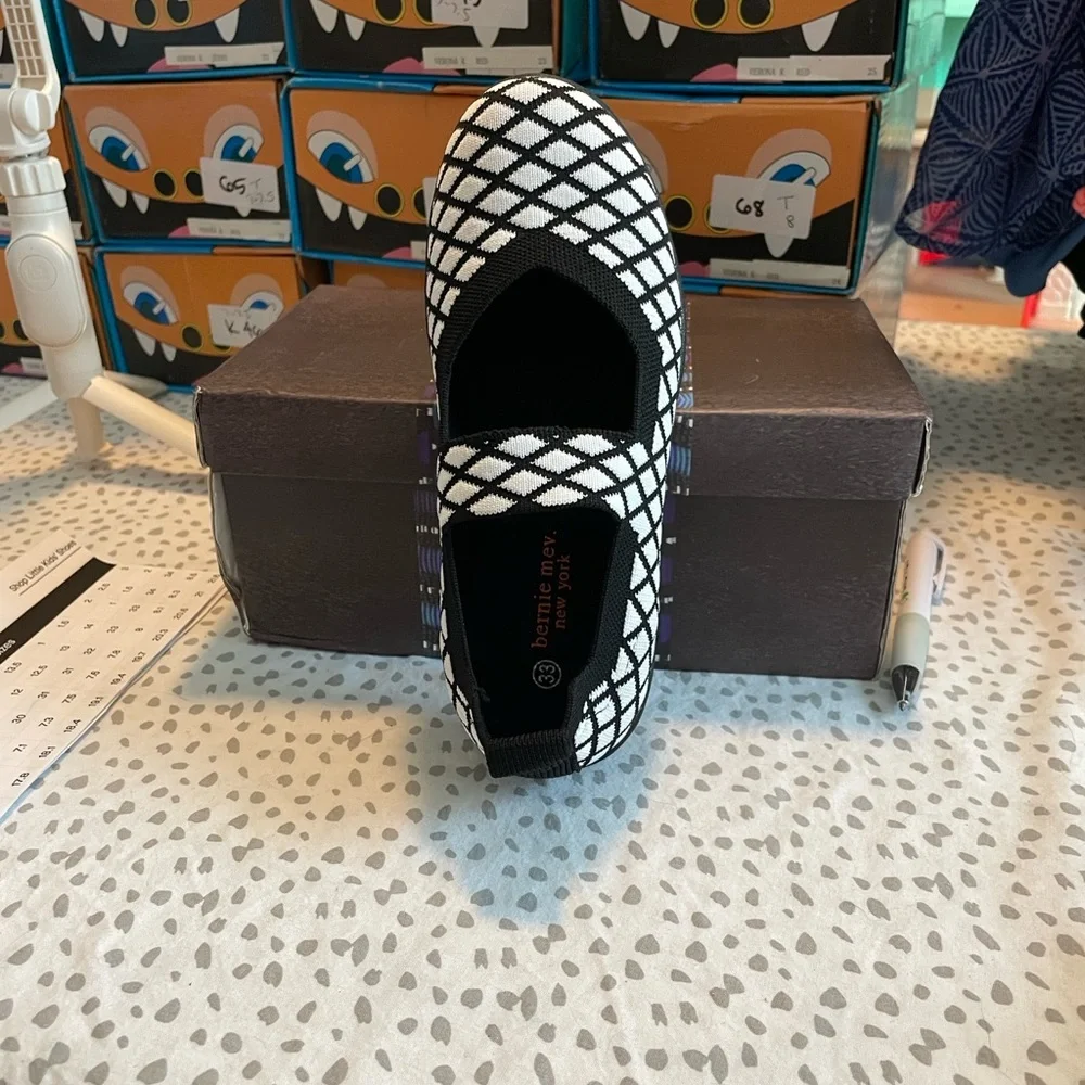 Berni Mev Stylish Black and White Cuddly K Kids Shoes size 13.5 girls NIB