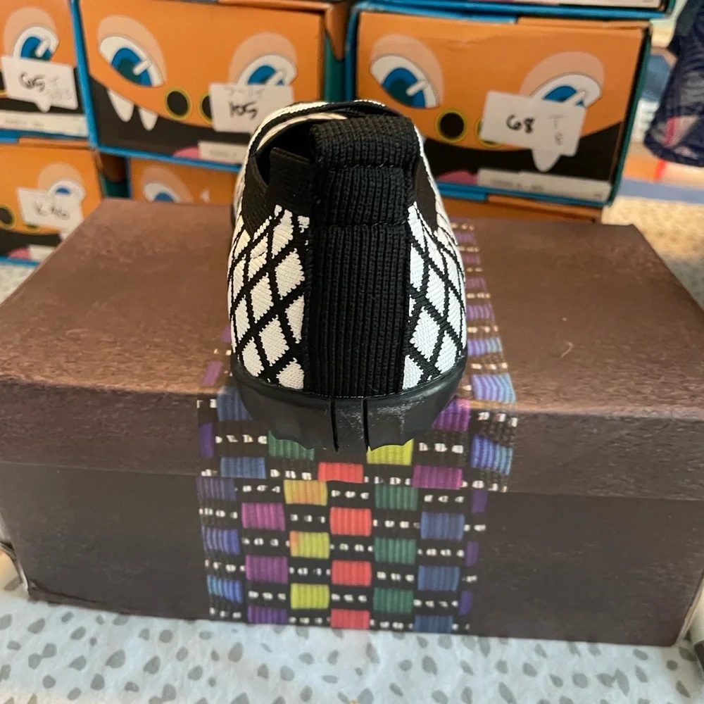Berni Mev Stylish Black and White Cuddly K Kids Shoes size 13.5 girls NIB