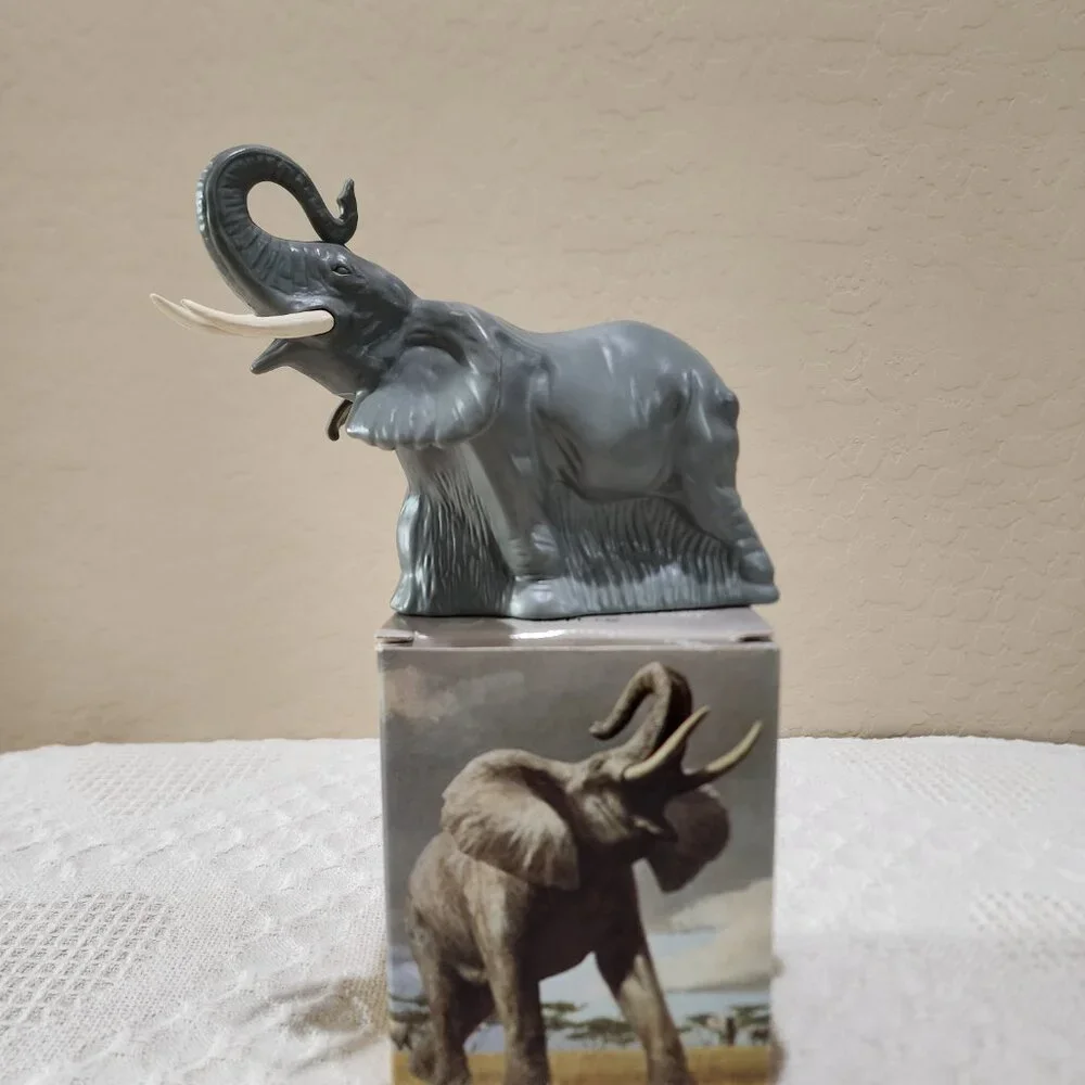 Vintage Avon MAJESTIC ELEPHANT Glass Bottle Wild Country Full in Original Box