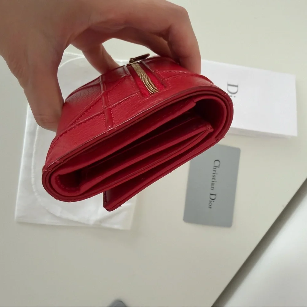 Dior compact red
