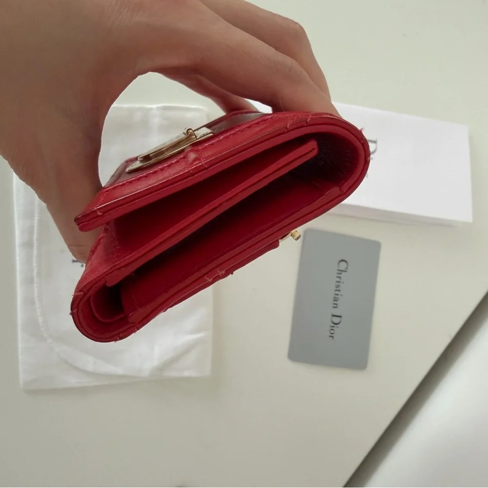 Dior compact red