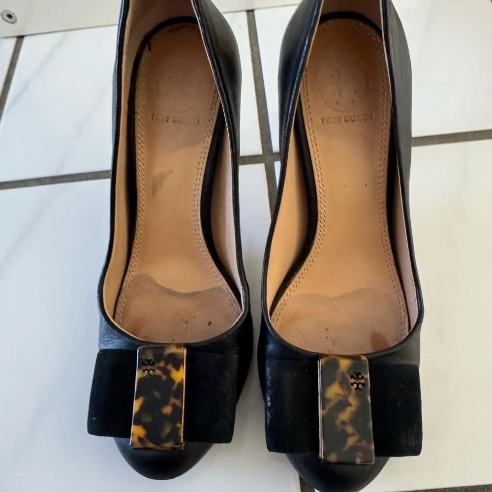 Elegant Black Leather Heels with Tortoise Bow Tory Burch
