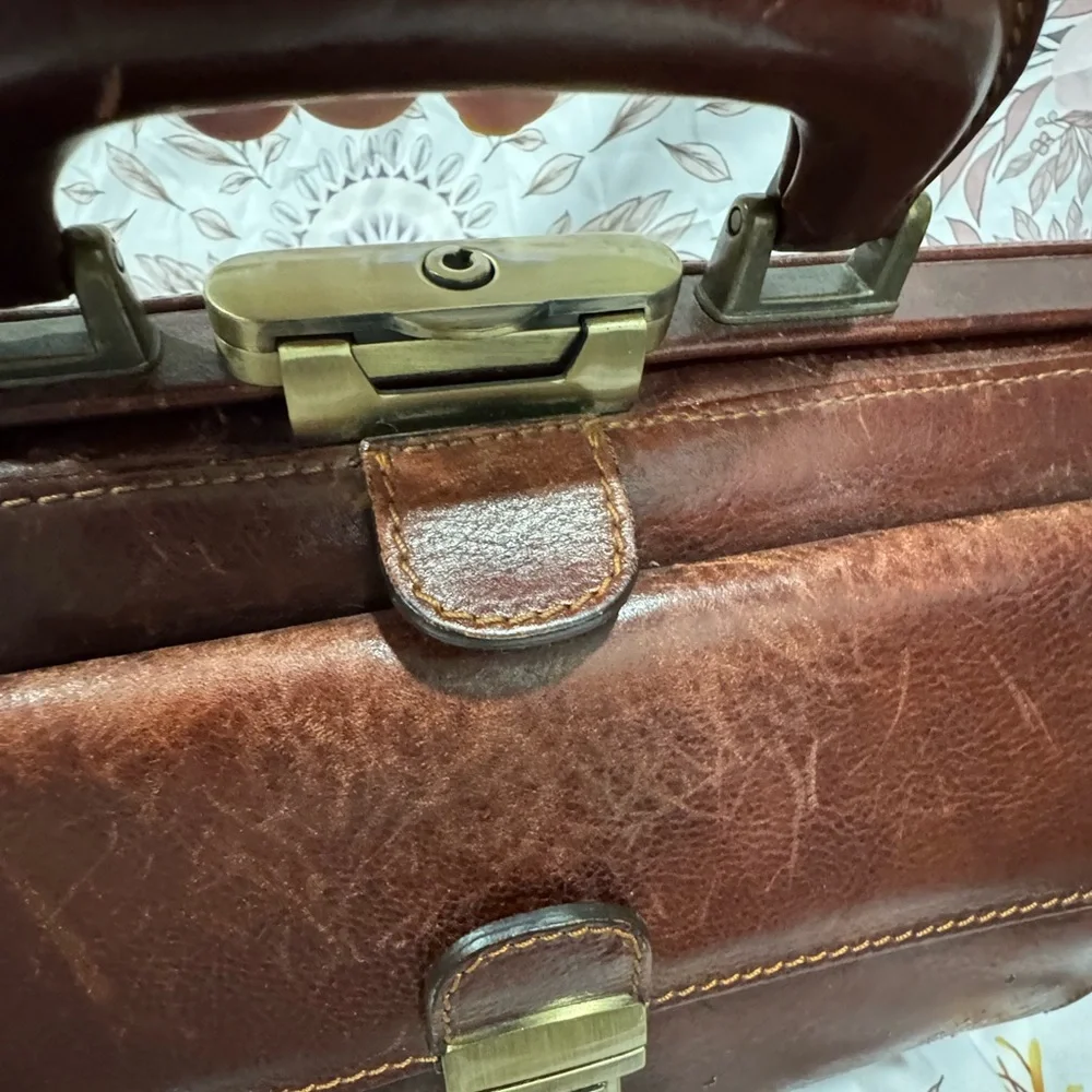 Classic Brown Distressed Leather Doctor Bag