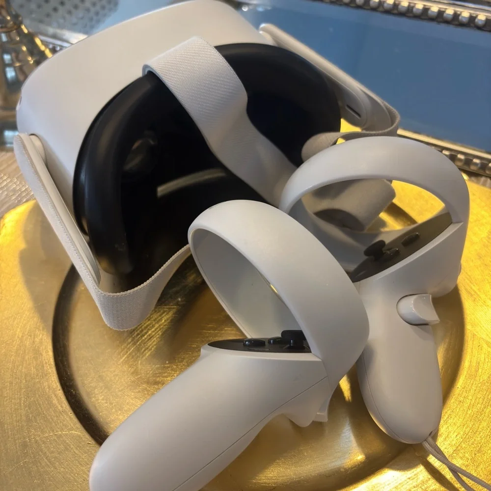 Quest 2 White VR Headset with Controllers