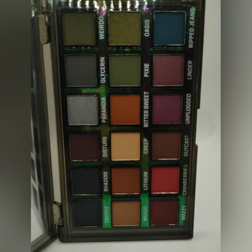 CITY COLOR GRUNGE 18 Color Eyeshadow Palette With Mirror & Holographic Case