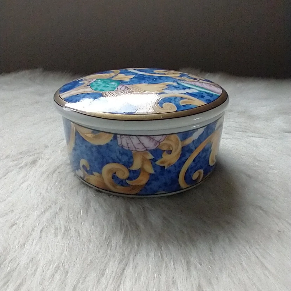 OTAGIRI Small Round Blue Porcelain Trinket Box Kimiko Ikeda Japan Seashell‎