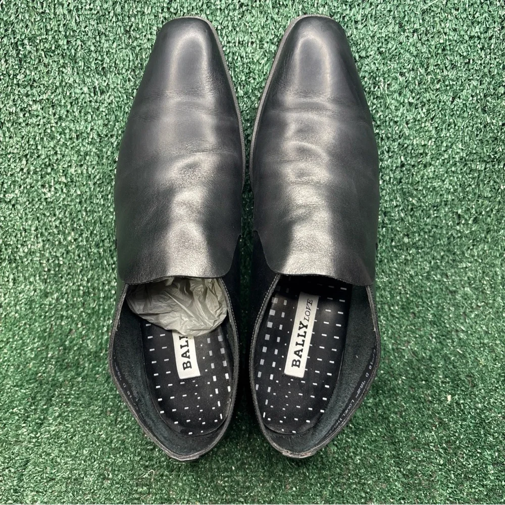Bally love black
