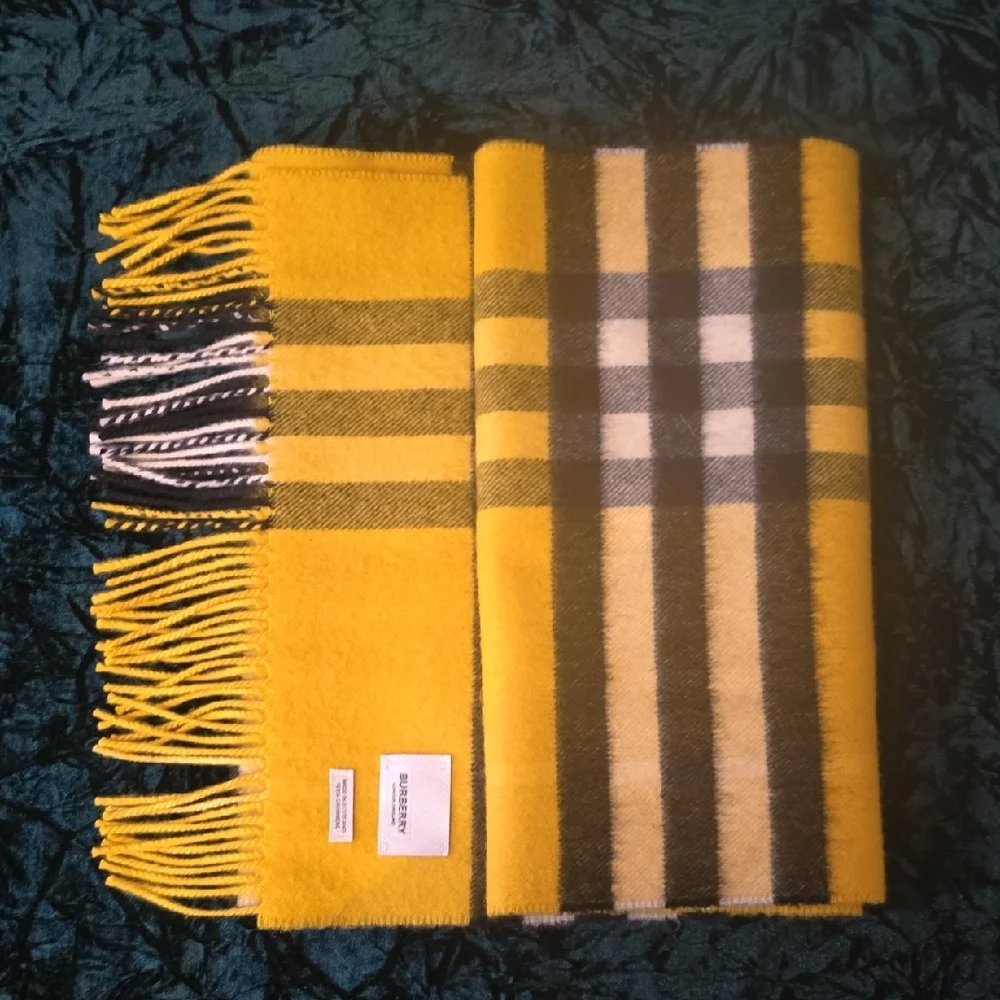 Burberry elegant mustard