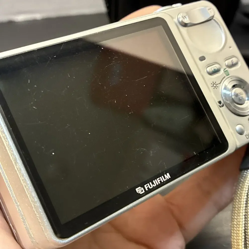 Fujifilm FinePix F650 Digital Camera & Battery Cable & Bag