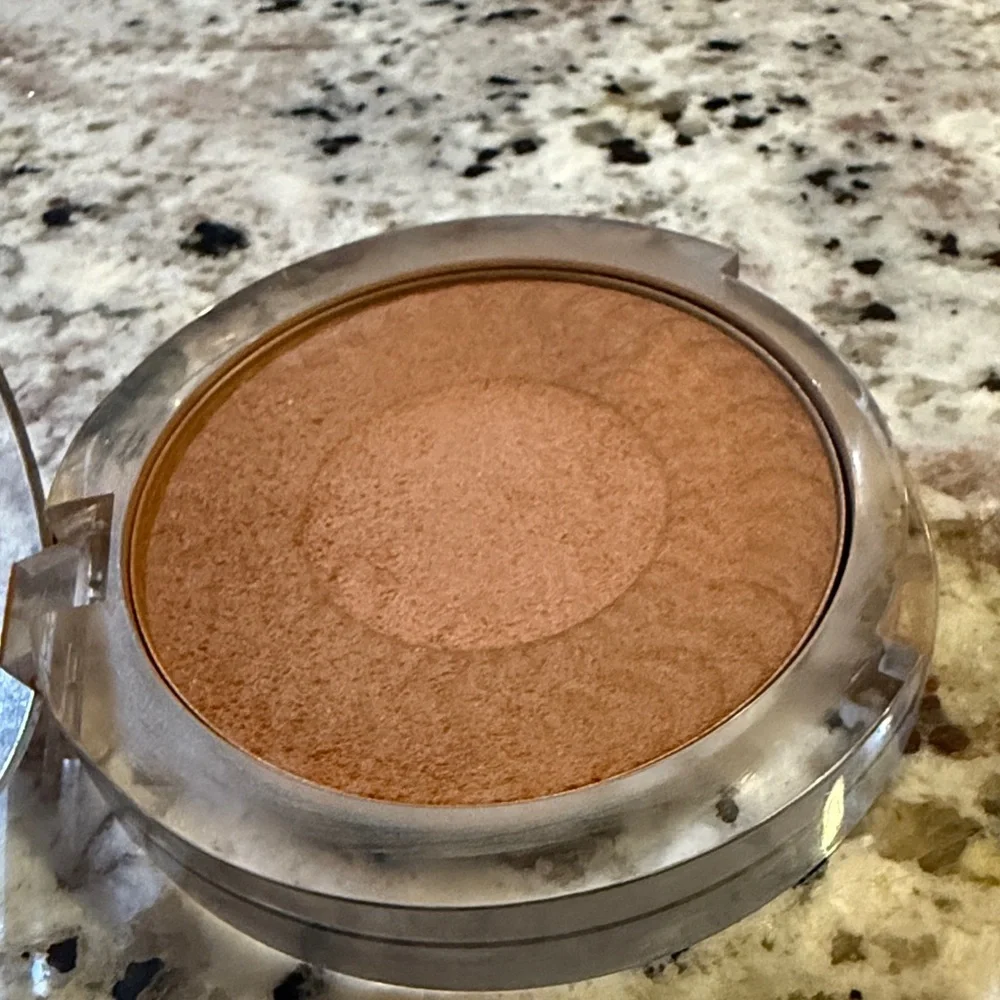 Buxom achieve sun