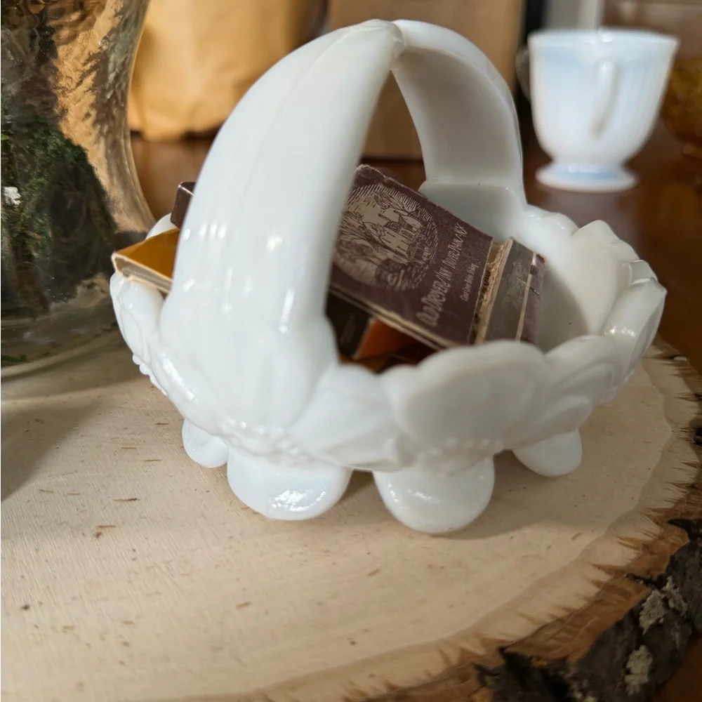 Vintage Westmoreland Dogwood White‎ Milk Glass Split Handle Basket