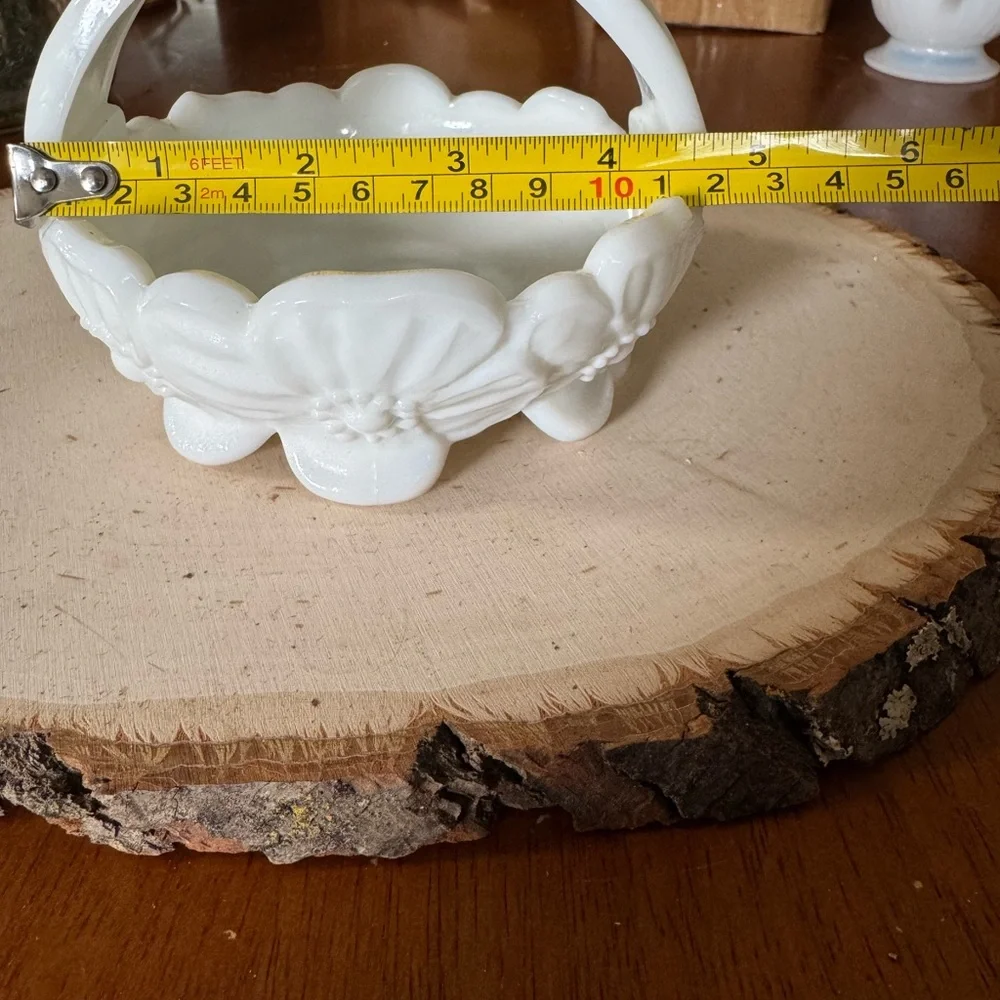 Vintage Westmoreland Dogwood White‎ Milk Glass Split Handle Basket