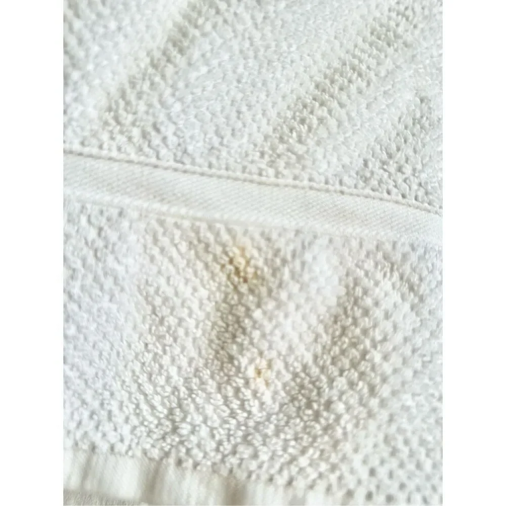 Set of two threshold white bath towels - target - used￼