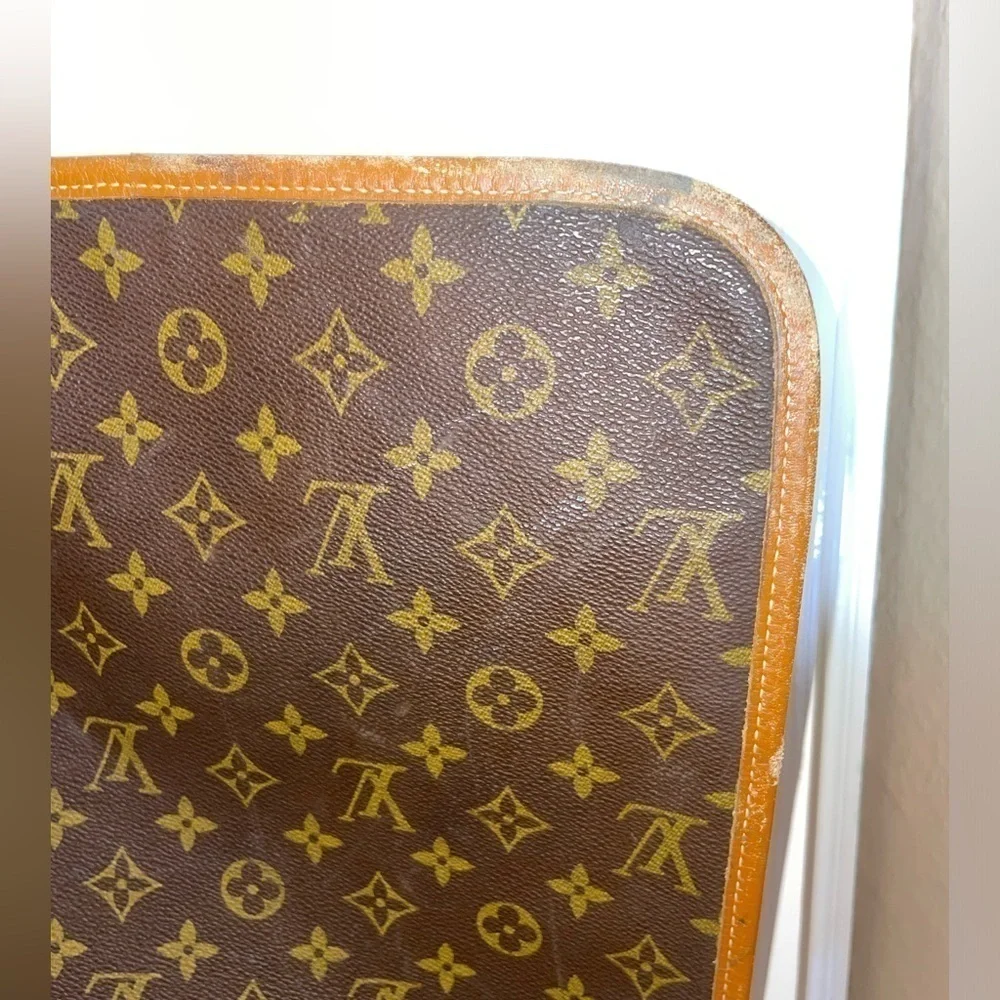 Louis Vuitton hang hanging small