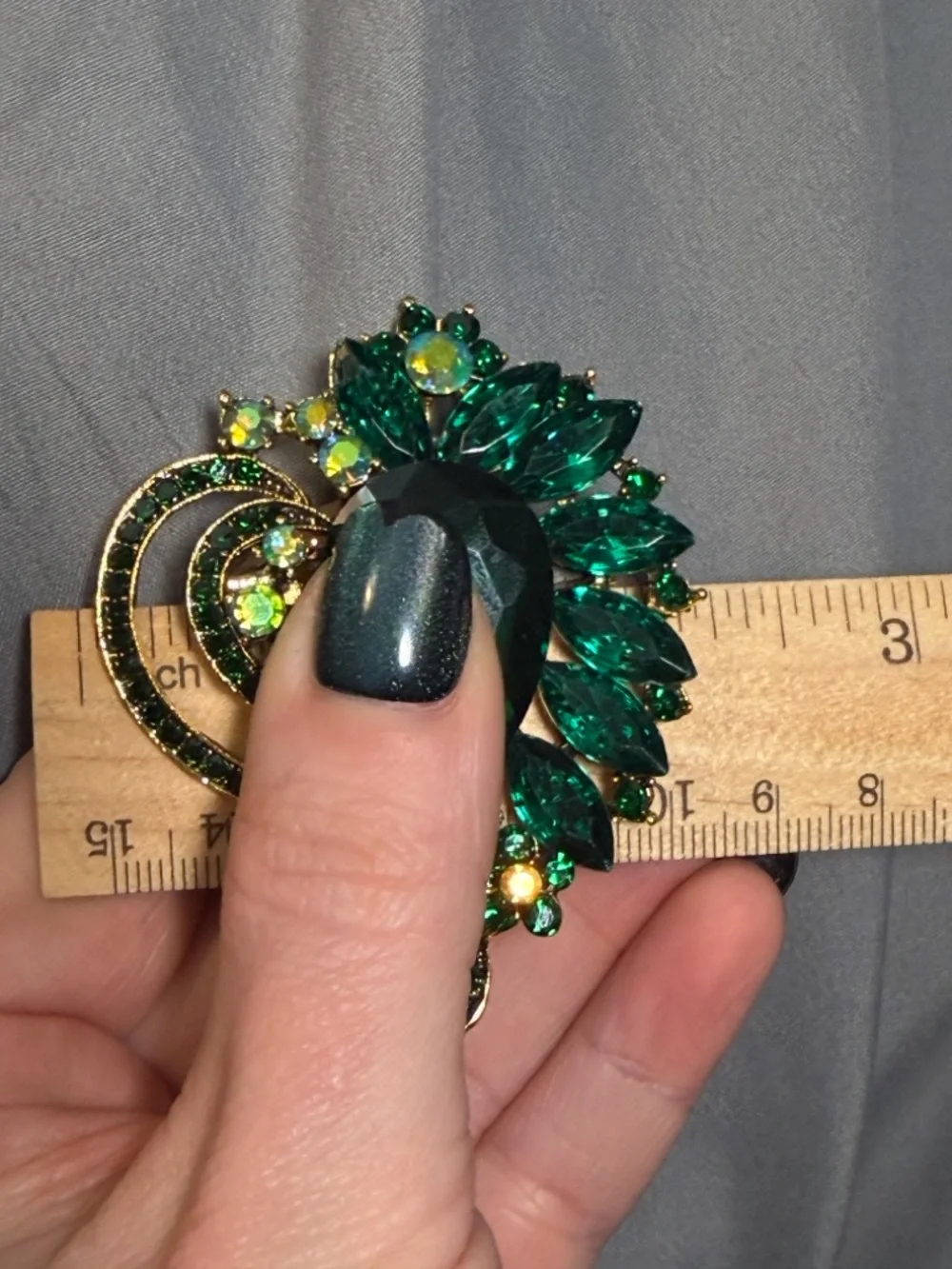 Heart Swirl Emerald Green Rhinestone Brooch Gold Tone Sparkly Pin 2.25