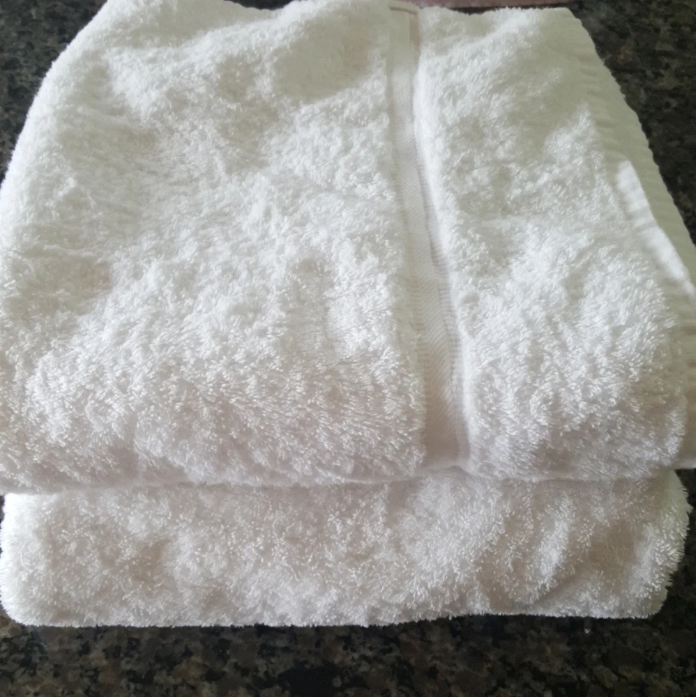 Lot of 2 bath towels 45.in x 24 in like new thick cotton 100%