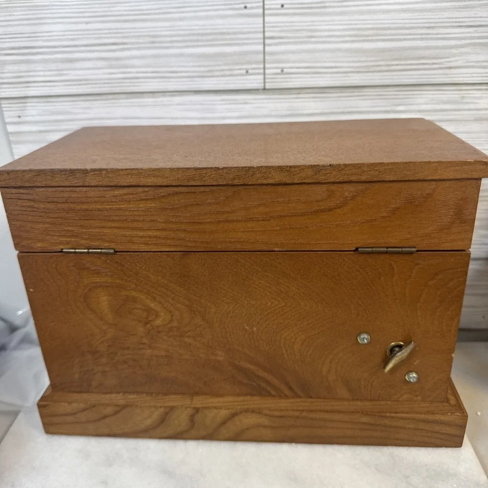 The Unbranded Brand wooden flip