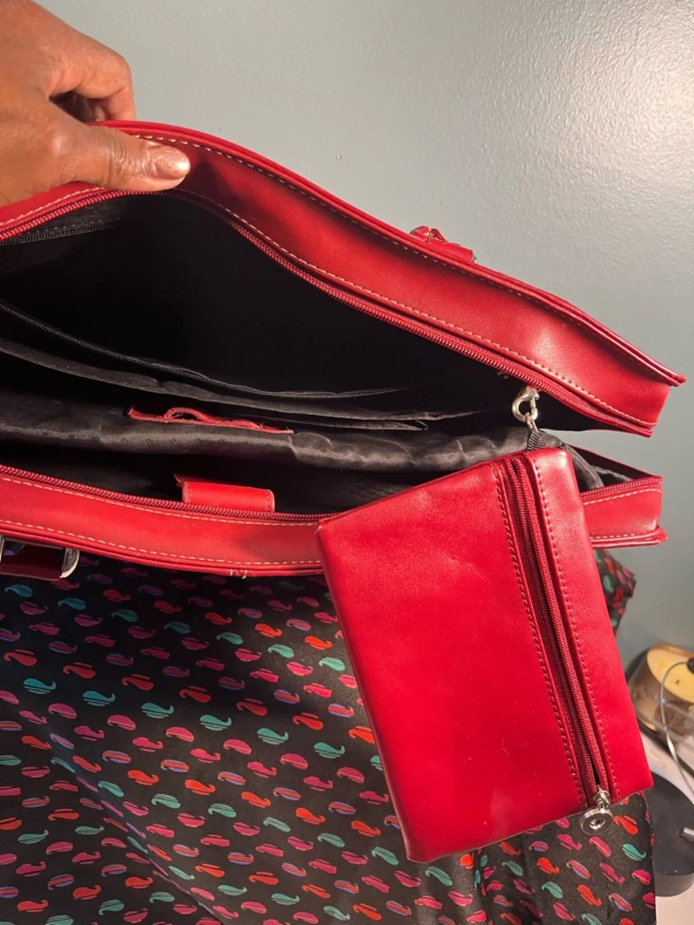 • Targus Red 14” Laptop Tote Bag Faux Leather Briefcase