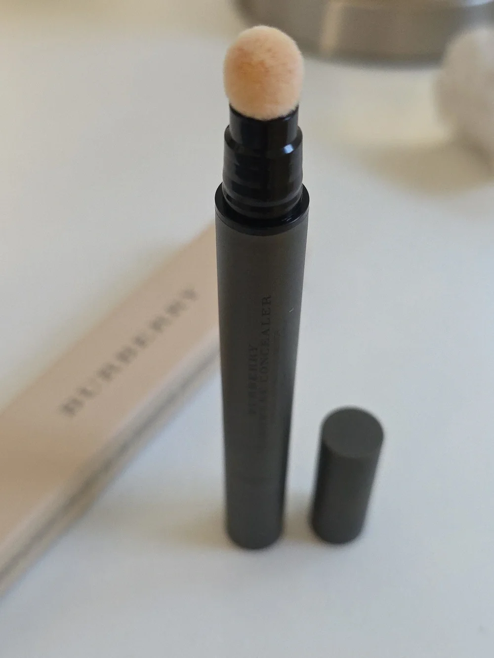 NIB BURBERRY Cashmere Concealer in Ivory No. 00