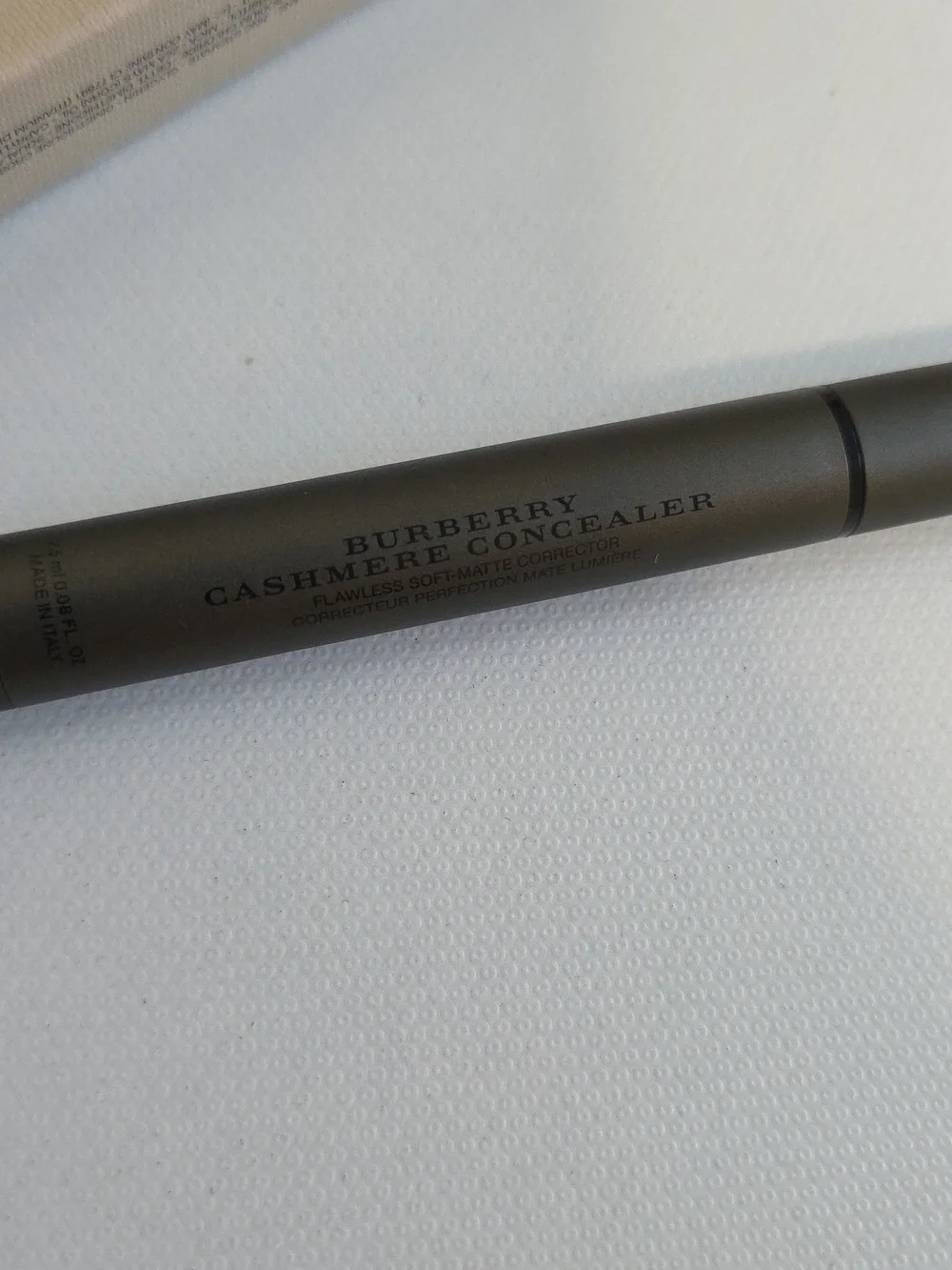 NIB BURBERRY Cashmere Concealer in Ivory No. 00