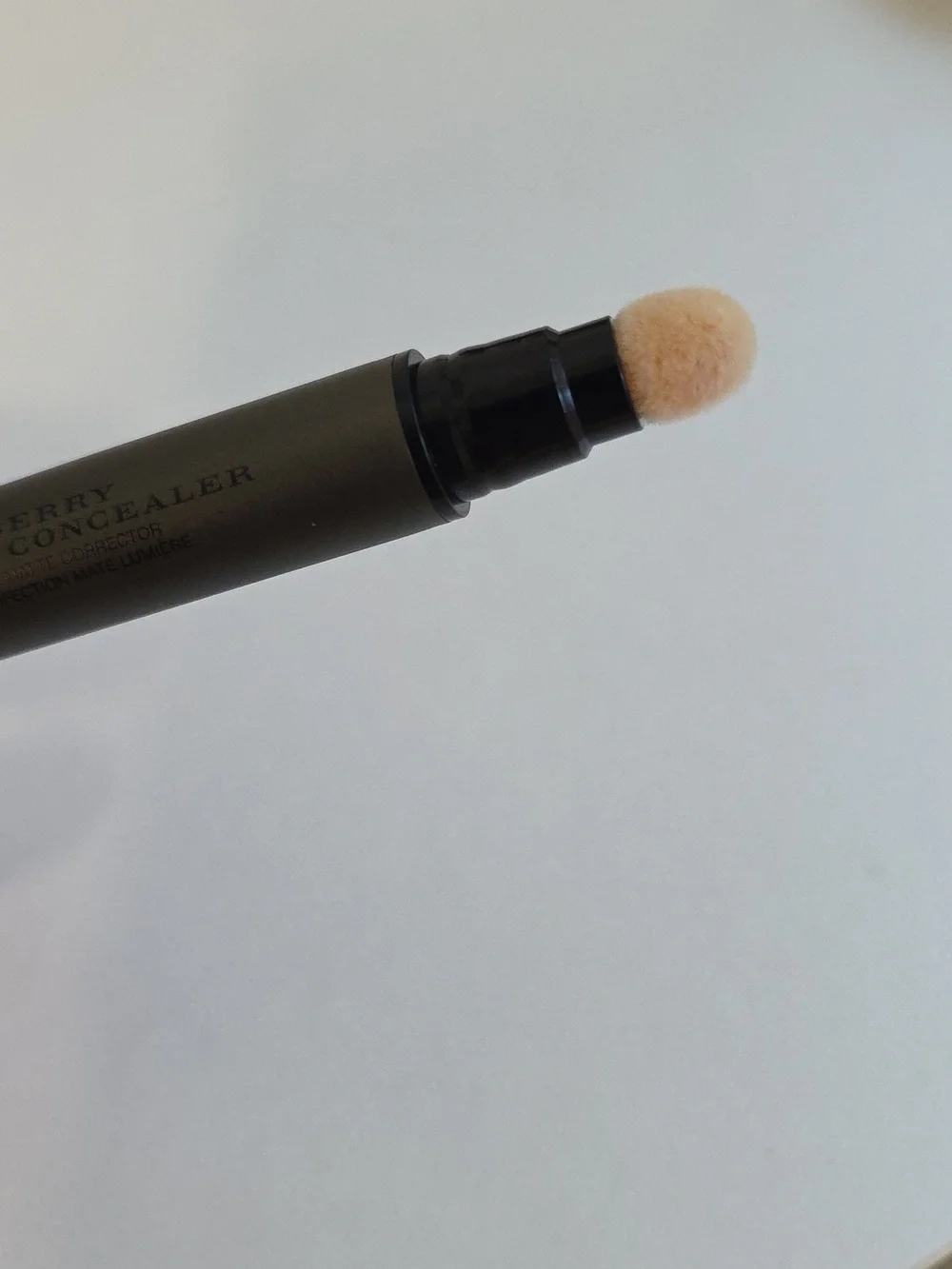 NIB BURBERRY Cashmere Concealer in Ivory No. 00