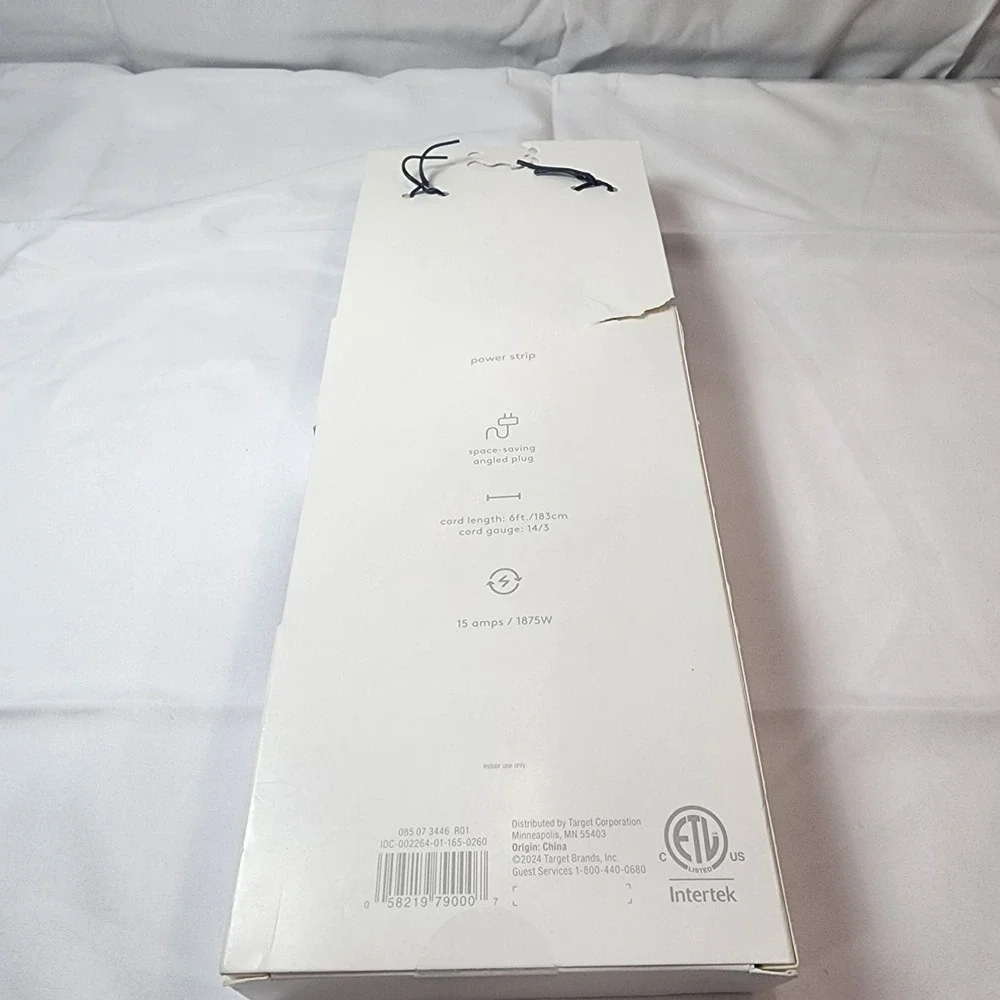 5 Outlet Power strip In Black 6ft Cord By Heyday New Damage Box