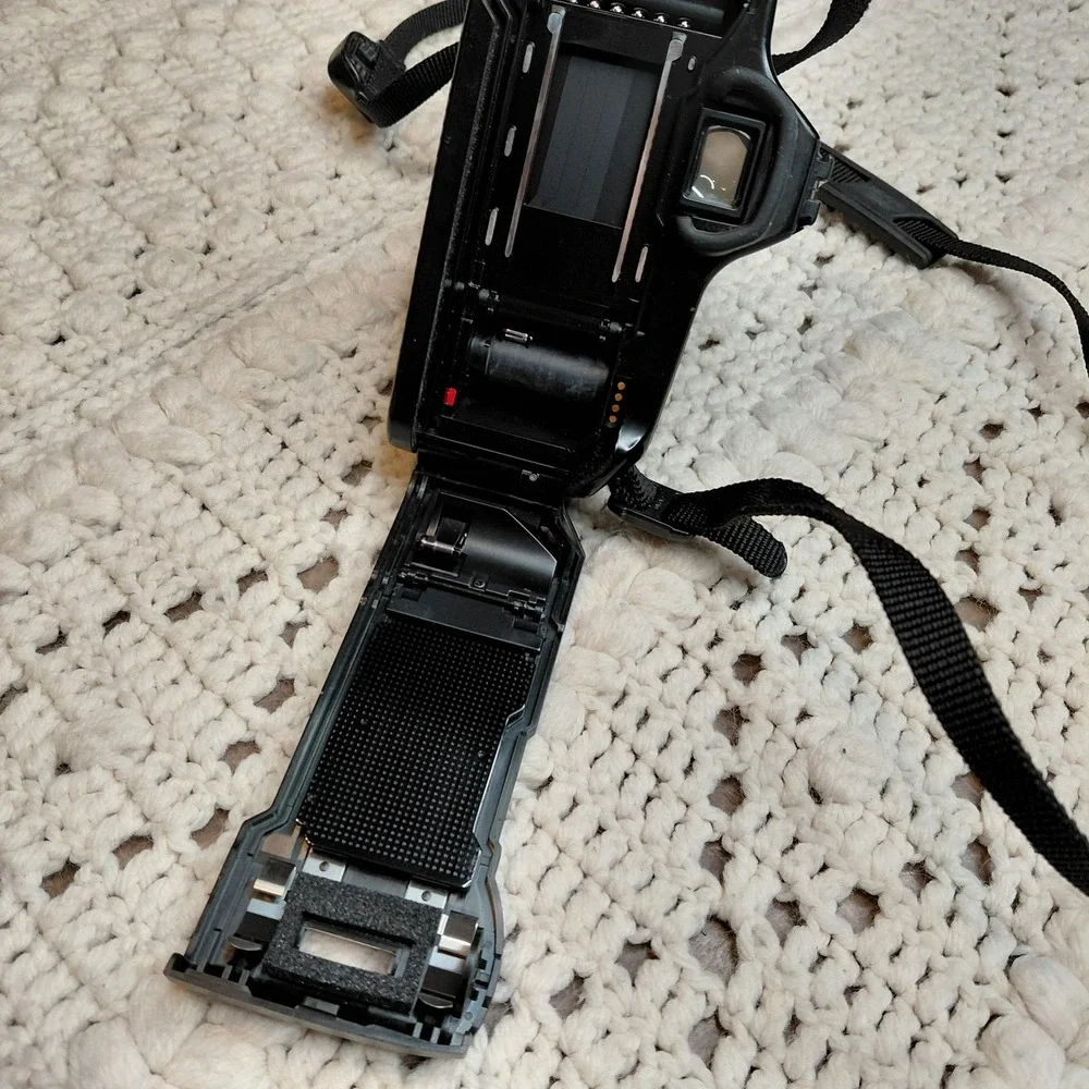 MINOLTA Maxxum 3000i 35mm Film Camera‎ & Charger Promaster Untested No Battery