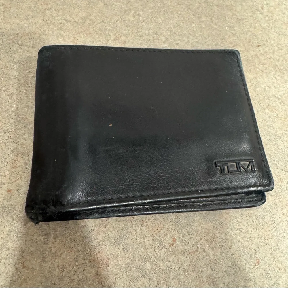 Tumi Delta Slim Single Leather Wallet With Contrast Red Stitching And Money Clip