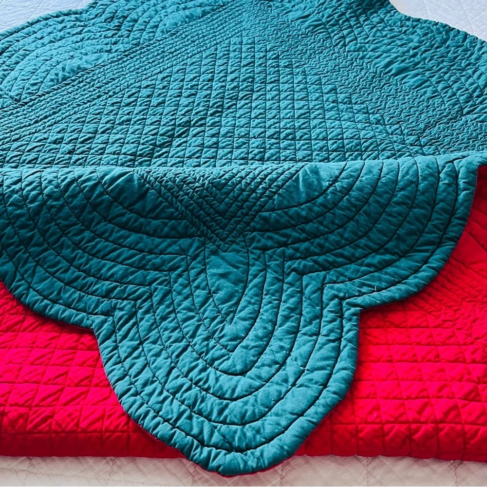 Reversible Scalloped Quilt – 52” x 52” – Emerald Green & Red