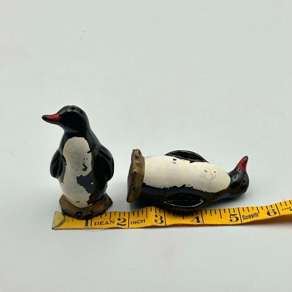 SP41-1-Vintage salt & Pepper shakers penguin Japan