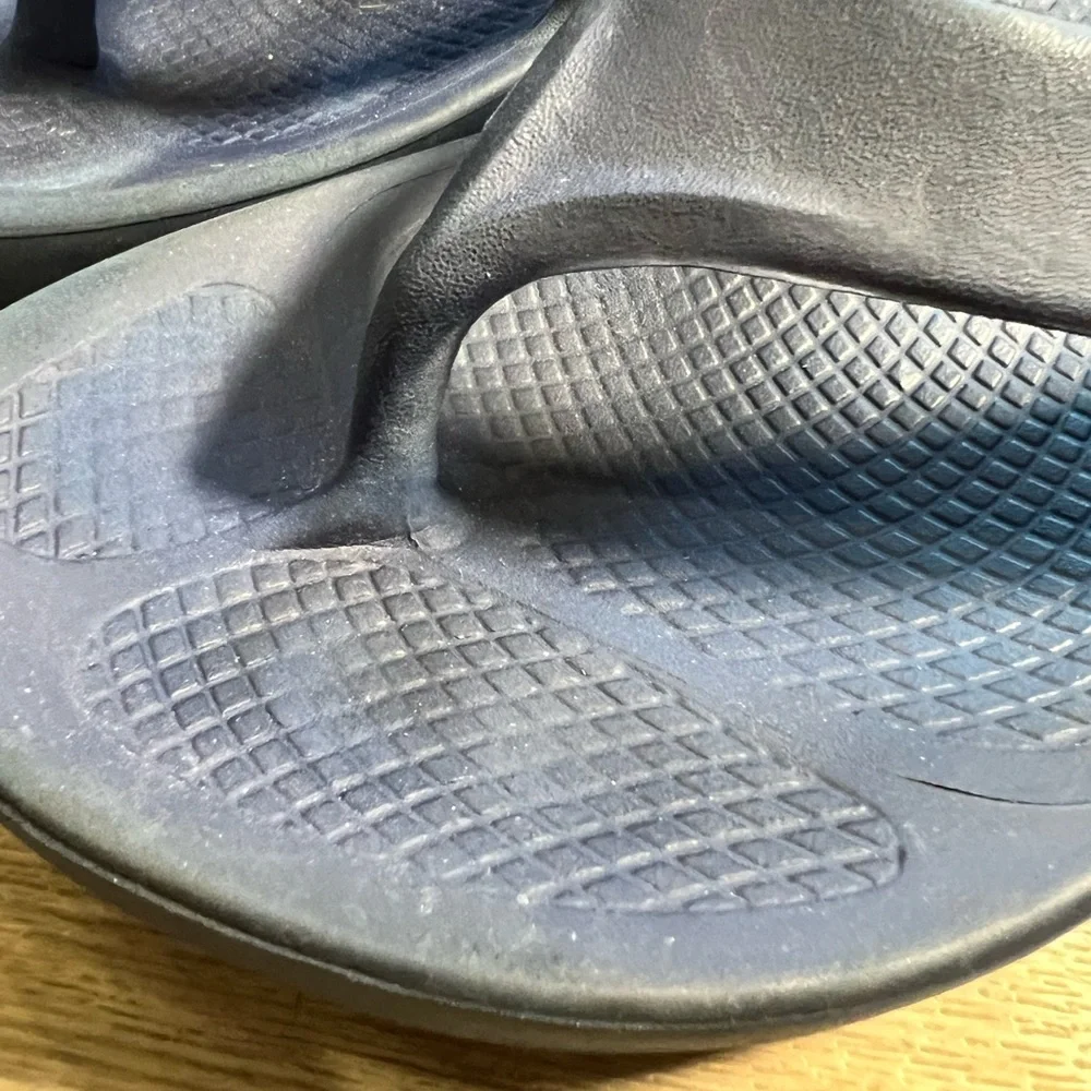OOFOS blue sandals