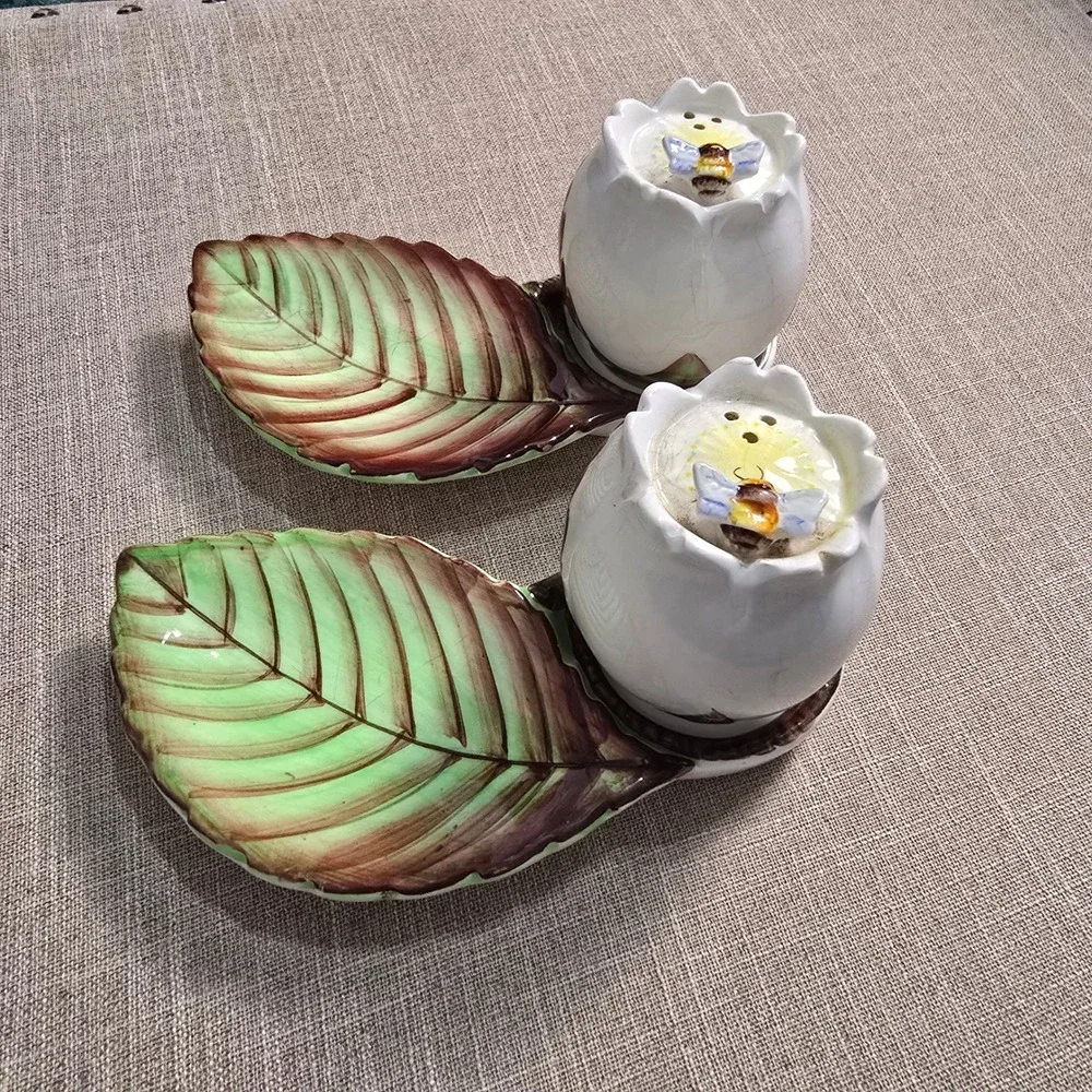 Vintage RARE Lefton Ceramic Salt and Pepper‎ Shakers Bee Leaf Made in Japan Set