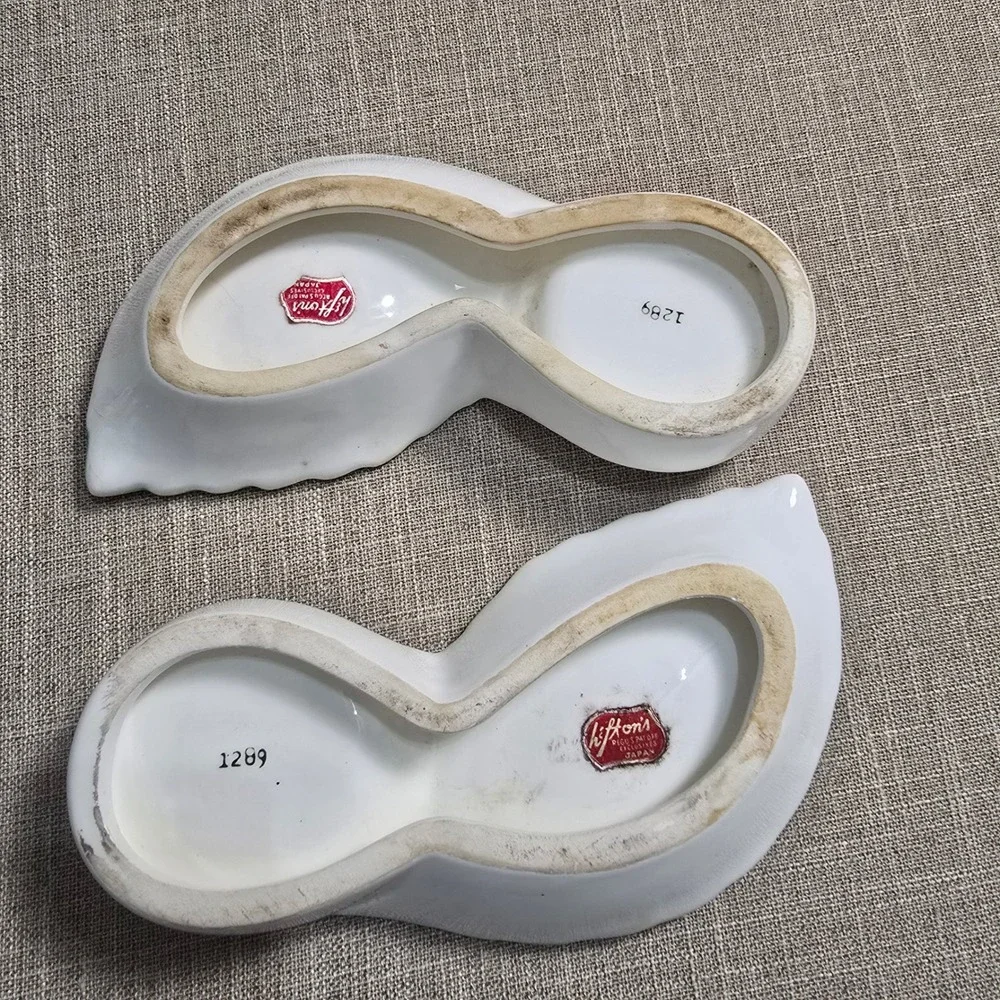 Vintage RARE Lefton Ceramic Salt and Pepper‎ Shakers Bee Leaf Made in Japan Set