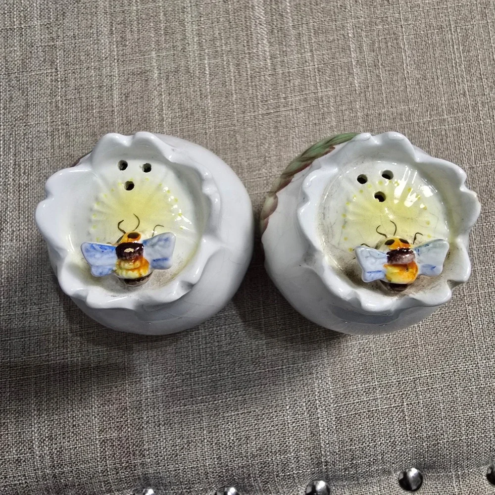 Vintage RARE Lefton Ceramic Salt and Pepper‎ Shakers Bee Leaf Made in Japan Set