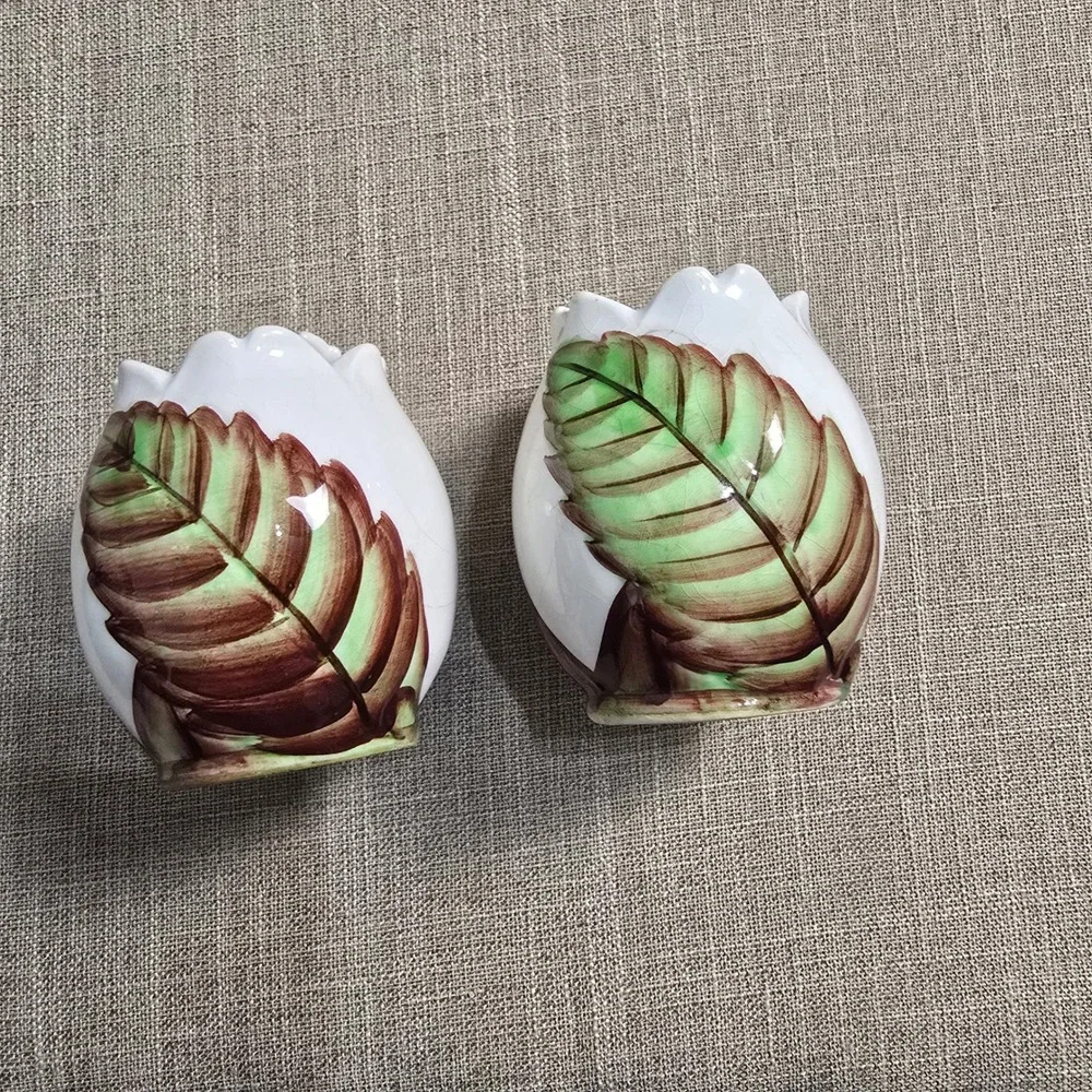 Vintage RARE Lefton Ceramic Salt and Pepper‎ Shakers Bee Leaf Made in Japan Set