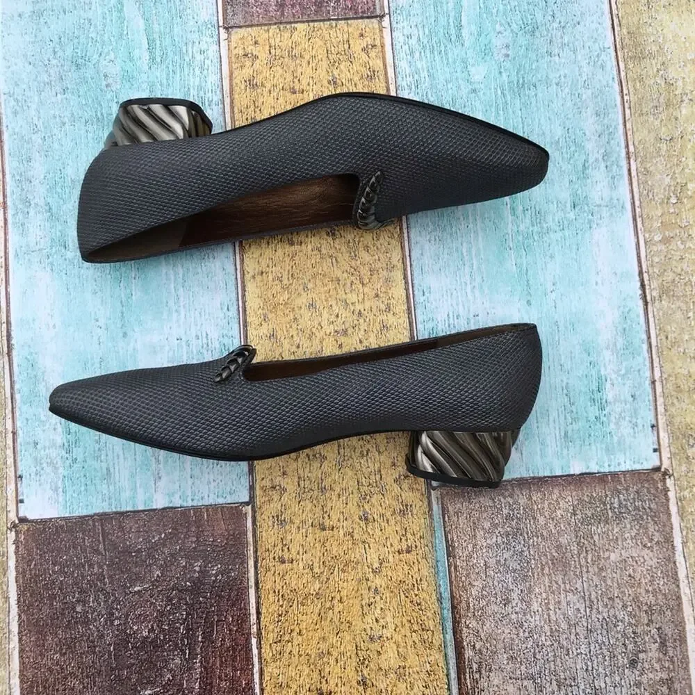 Stuart Weitzman scale regal minimal