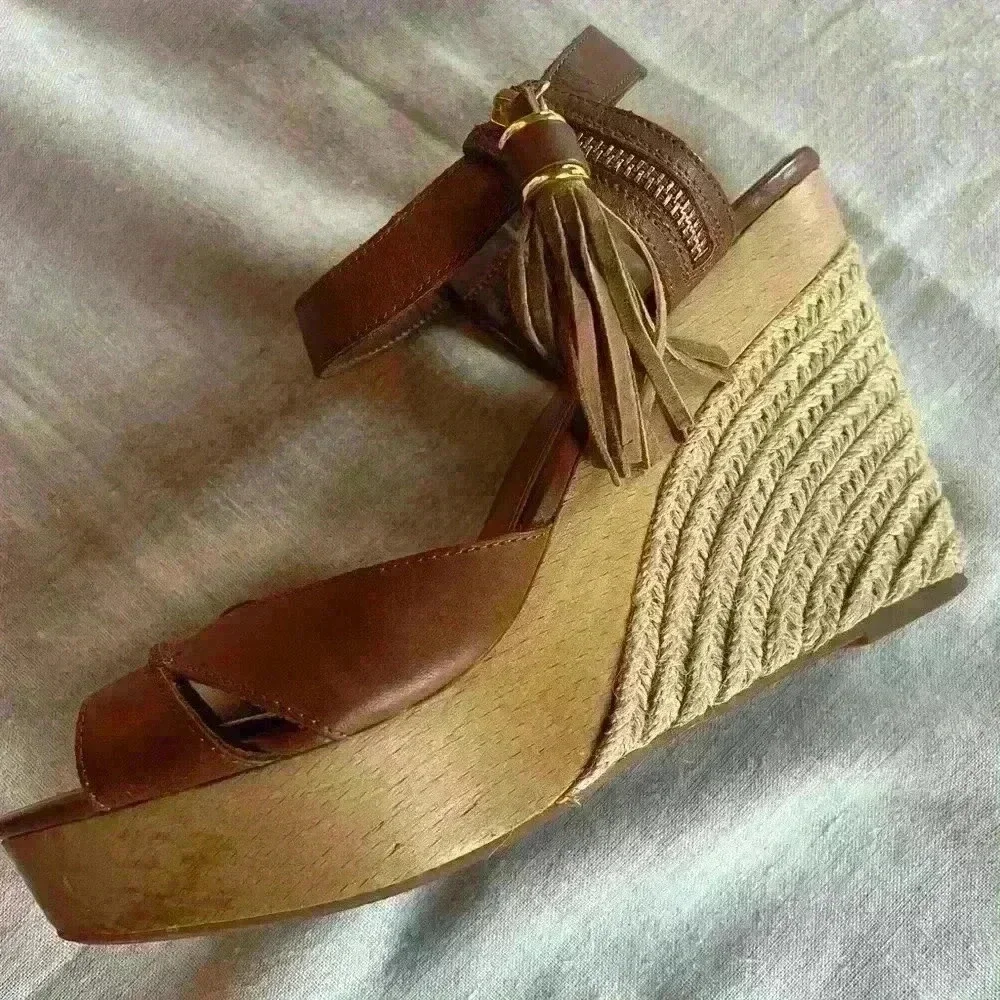 Lauren Ralph Lauren wedge 9.5.  4.5 m” heel. Leather upper great condition