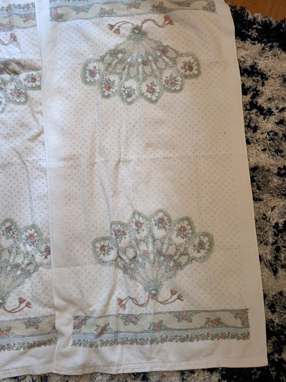 Vintage 1988 Louis nichole 2 Large Bath Towels Floral Fan Design 48L 24W