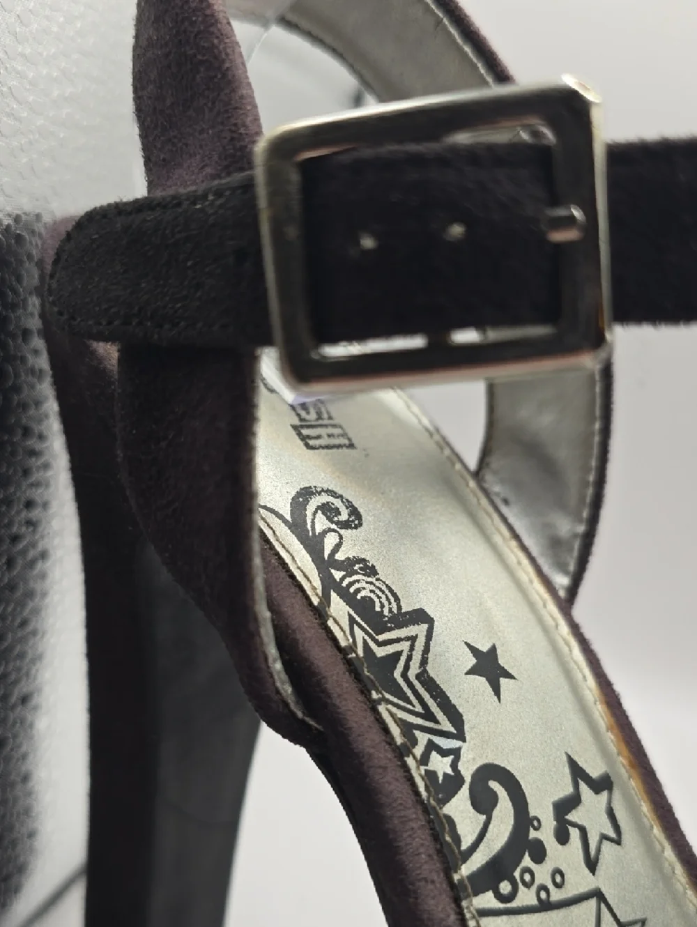 Brash suede peep